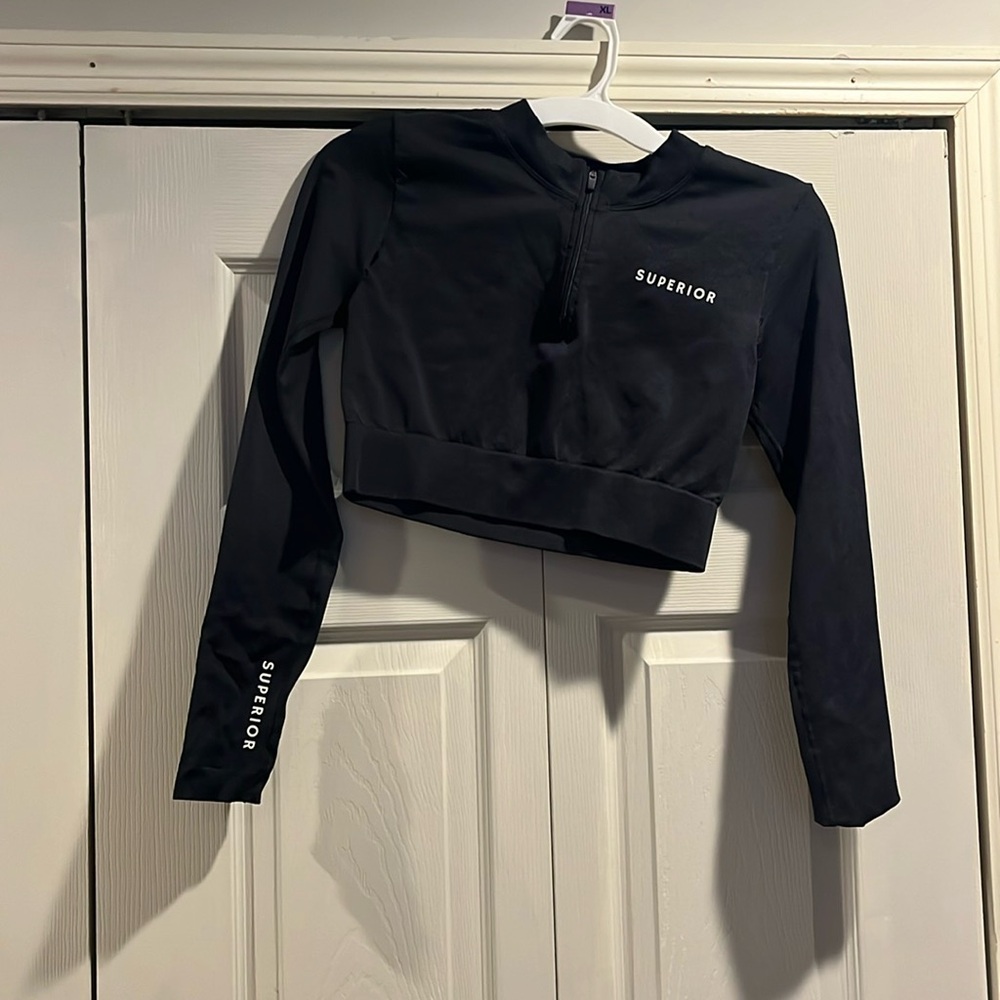 Superior long sleeve crop